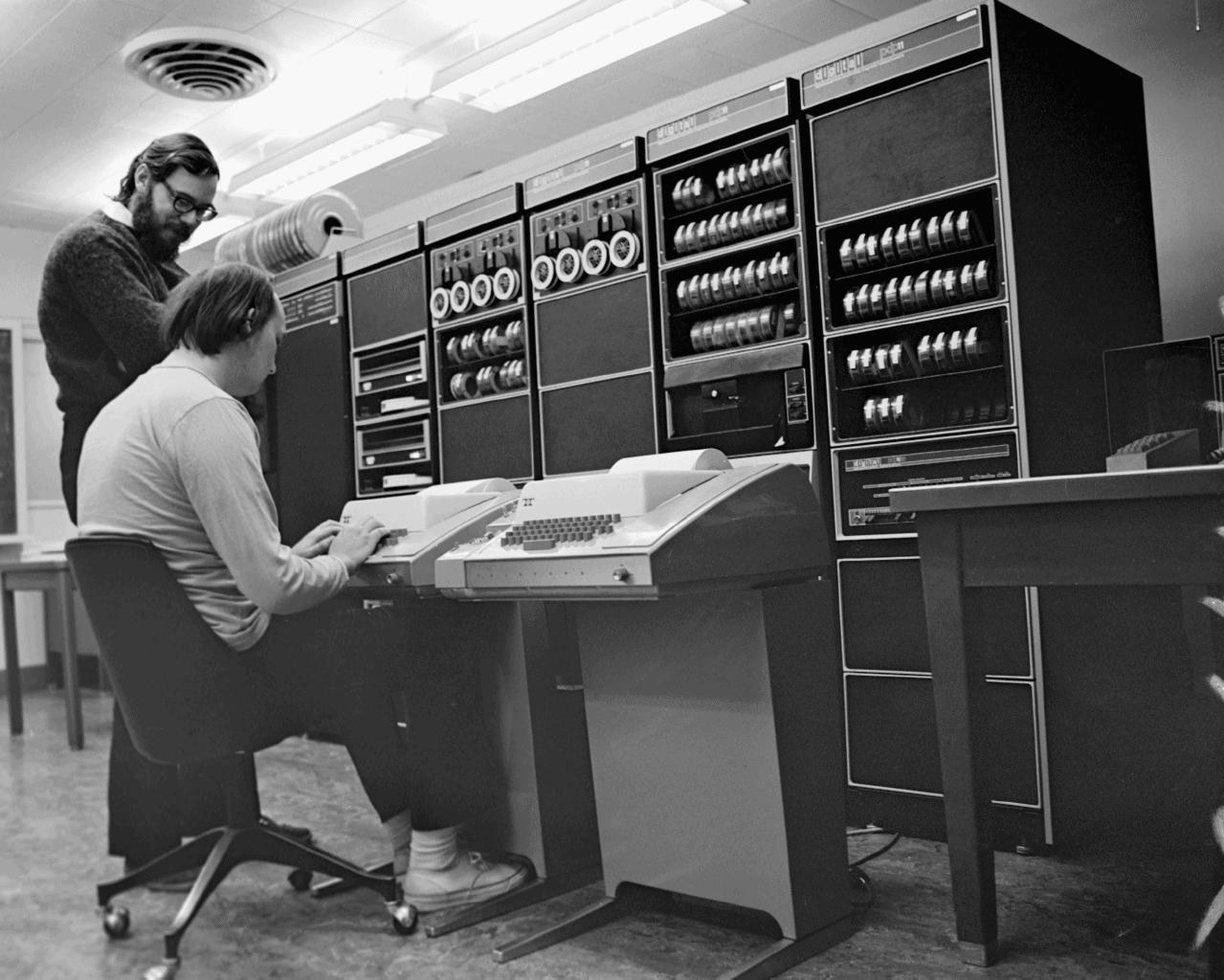 ../../../../../../_images/pdp11-kernighan-ritchie.jpg